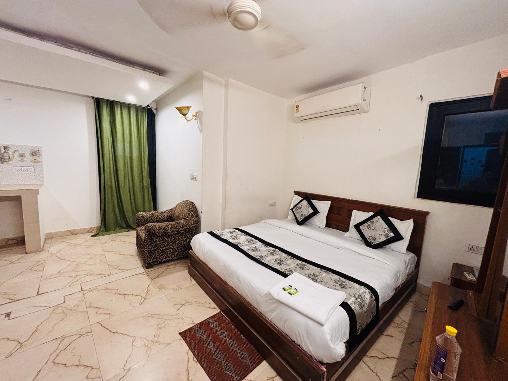 Hauz Khas - Near And Hotel New Delhi